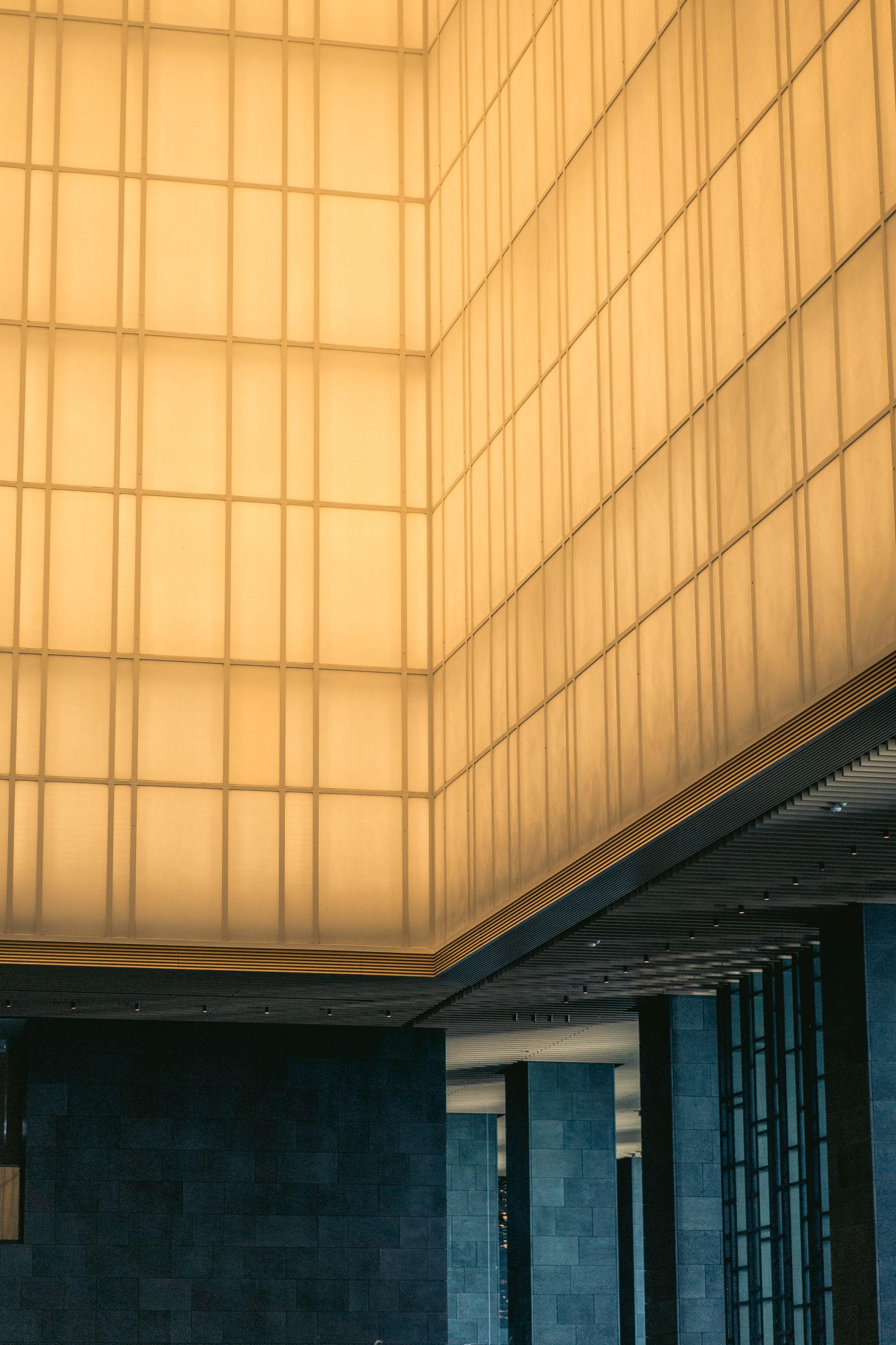 Warm beleuchteter Innenraum eines modernen Hotels